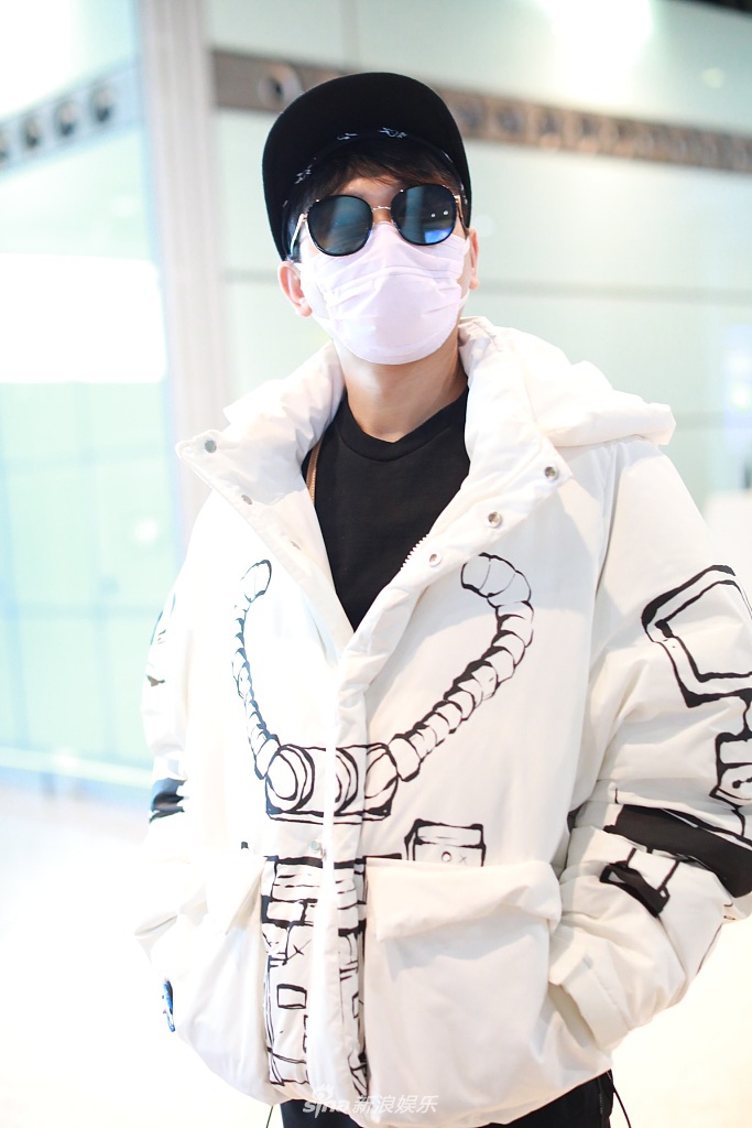 组图:孟鹤堂一身黑白穿搭休闲时髦 戴墨镜手插兜扮酷超有型