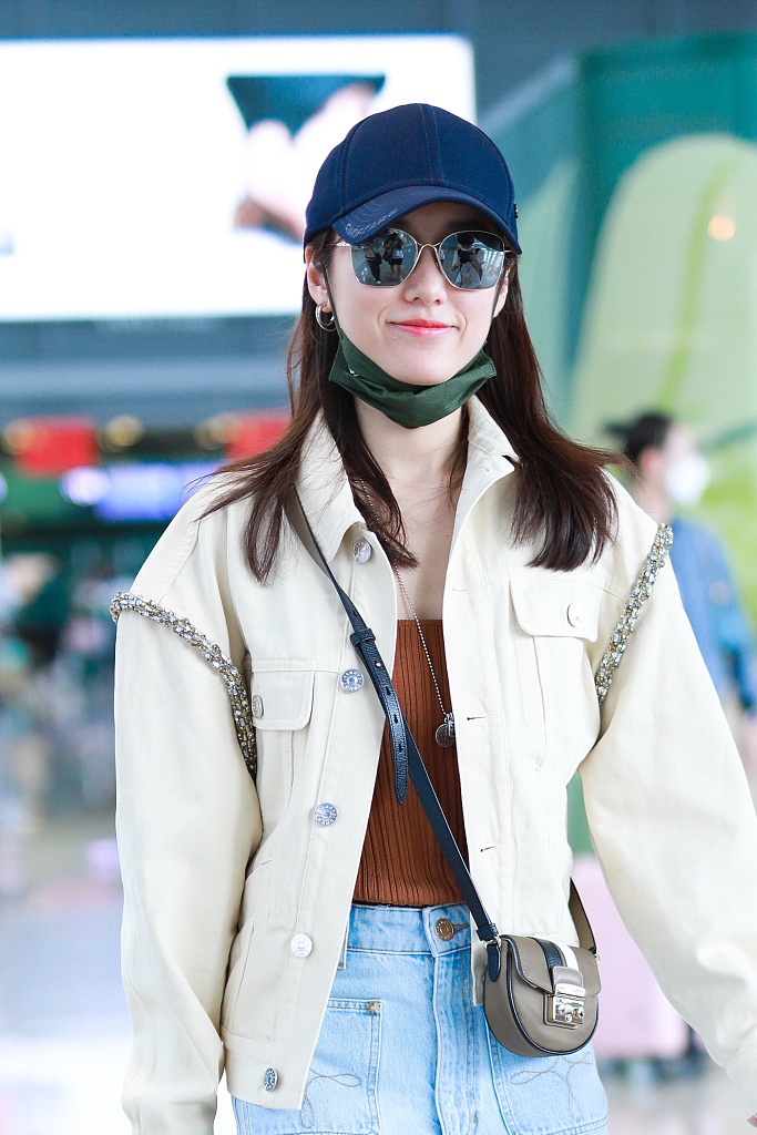 组图吕一肌肤白里透红生图能打穿奶黄外套戴墨镜甜酷皆具