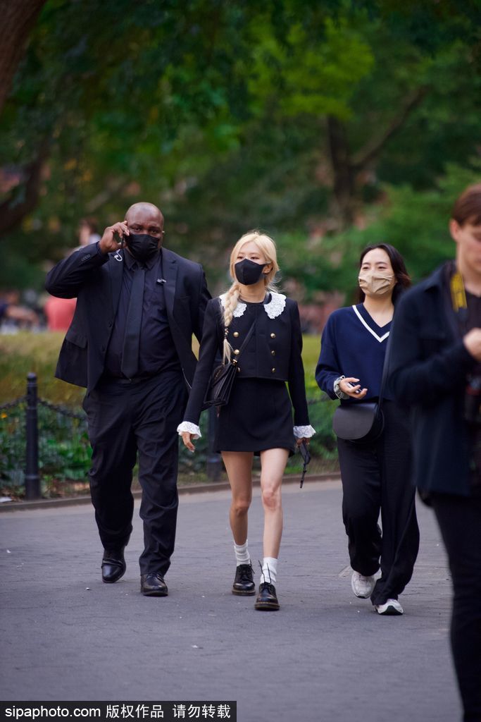 組圖：Rose樸彩英紐約街頭拍大片 梳側麻花辮一身小黑裙秀美腿