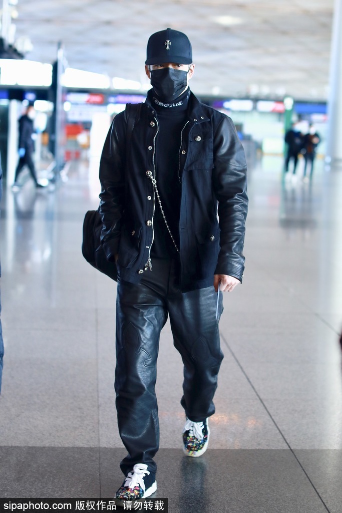 组图：韩东君戴棒球帽一身黑衣现身机场 酷劲十足