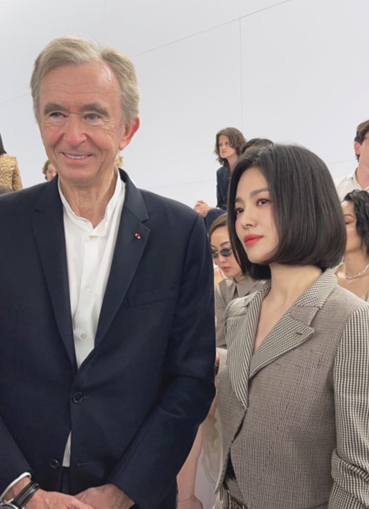 组图：宋慧乔巴黎时装周看秀 一头短发配套装大秀美腿状态超棒