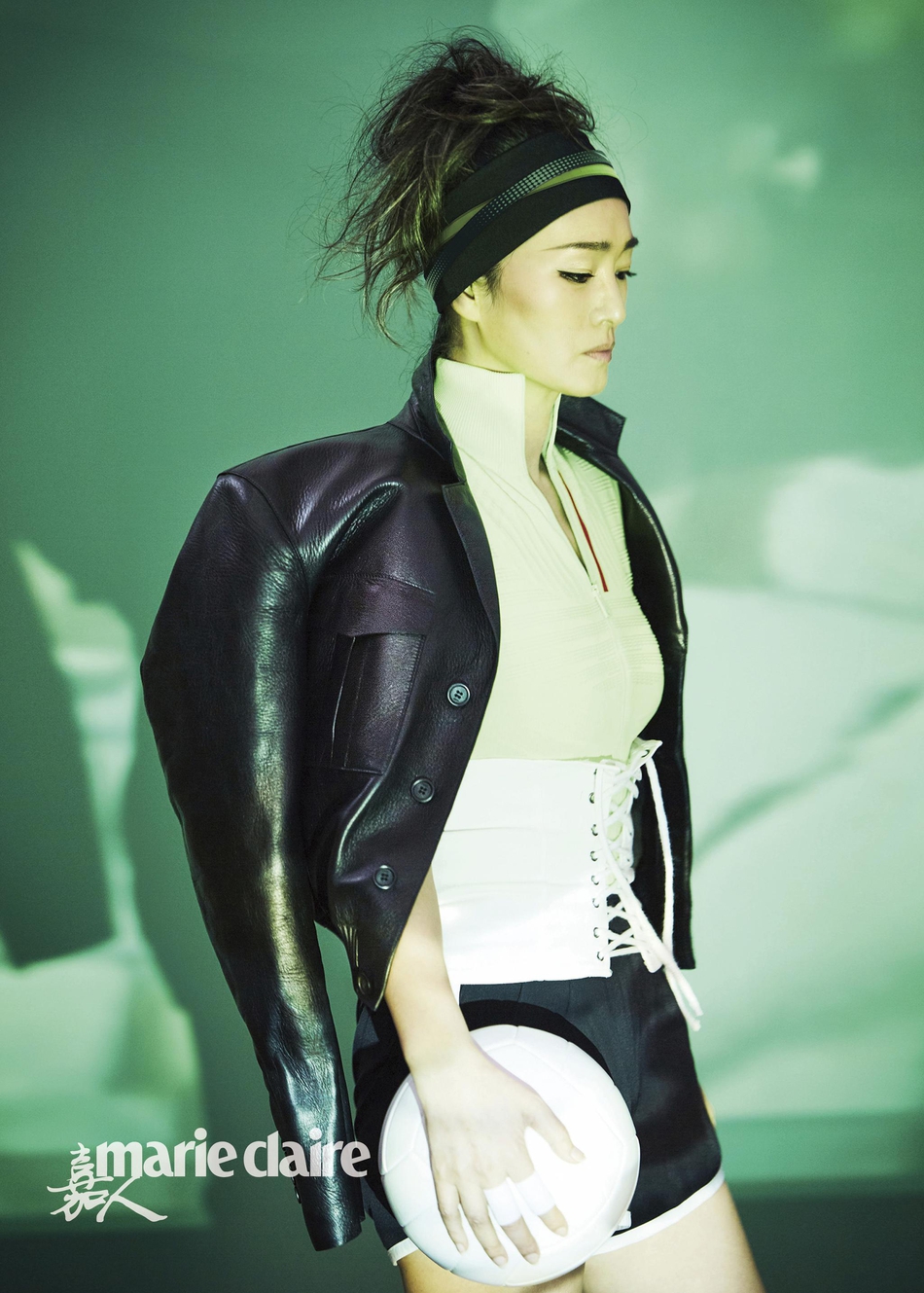 组图：巩俐首次挑战运动装女排封面曝光 热血元气不失妩媚