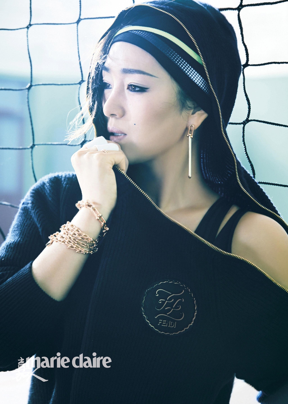 组图：巩俐首次挑战运动装女排封面曝光 热血元气不失妩媚