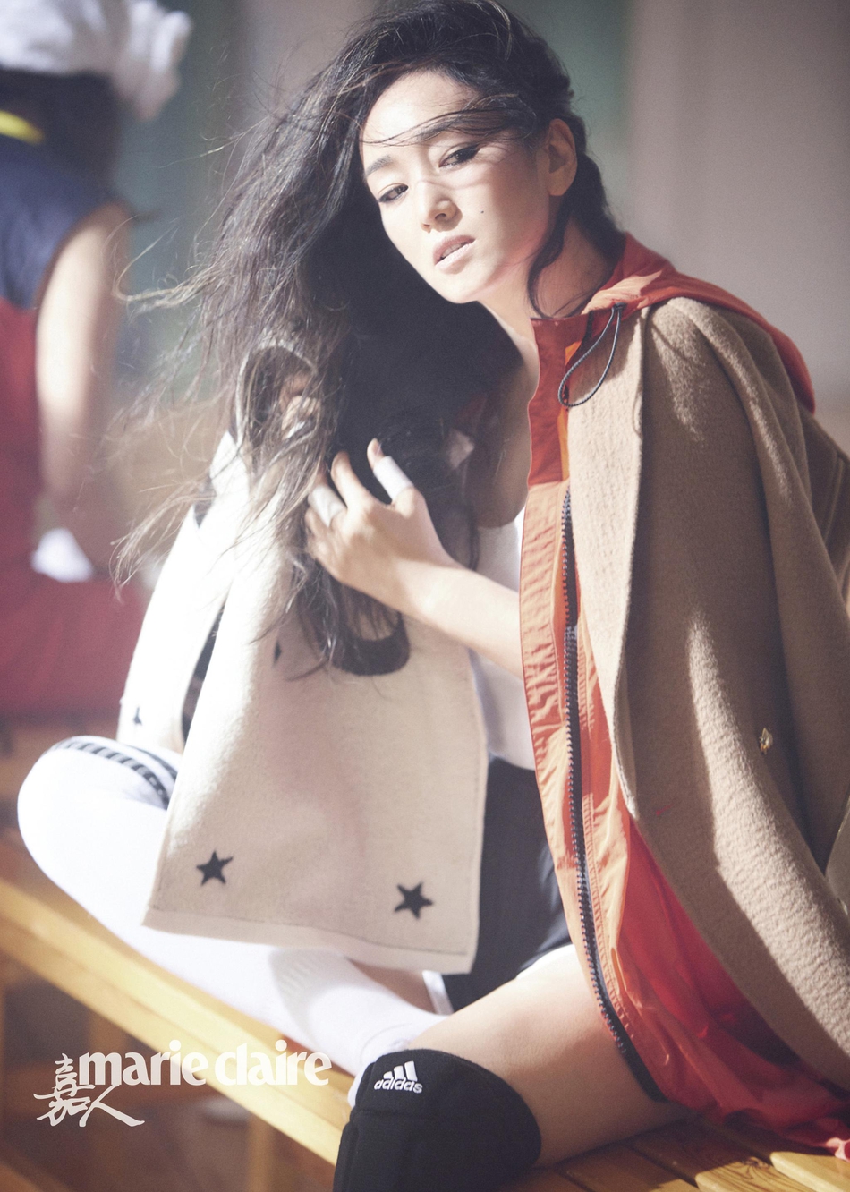 组图：巩俐首次挑战运动装女排封面曝光 热血元气不失妩媚