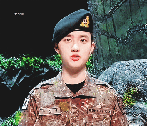 組圖：都暻秀最新軍隊照曝光 大眼水汪汪帥氣又可愛