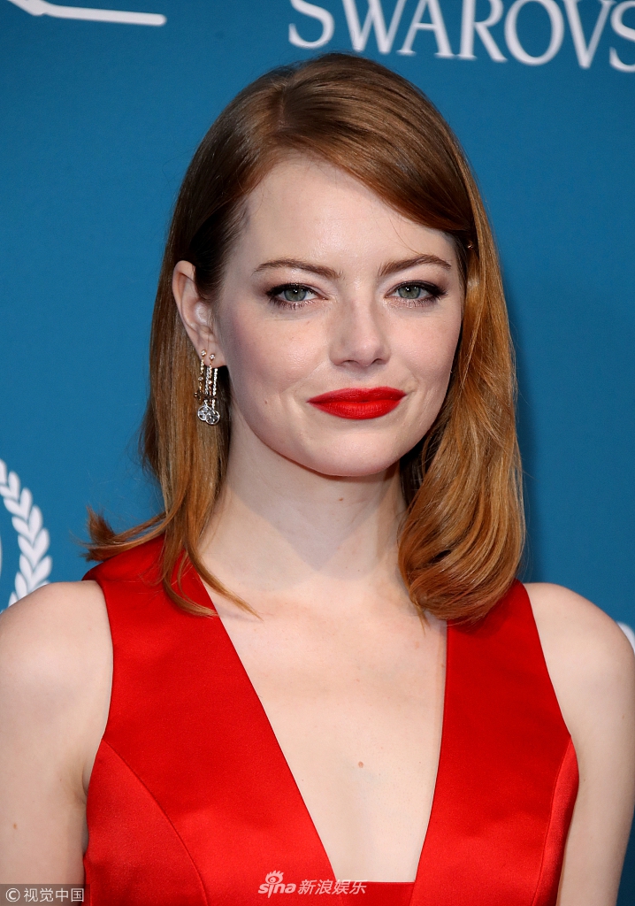 组图:石头姐艾玛·斯通红裙配红唇优雅亮相 简单大气