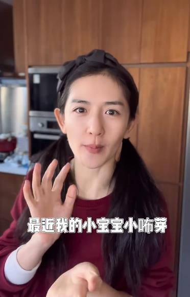 组图：谢娜下厨为女儿烤饼干 首曝怀二胎时患妊娠糖尿病