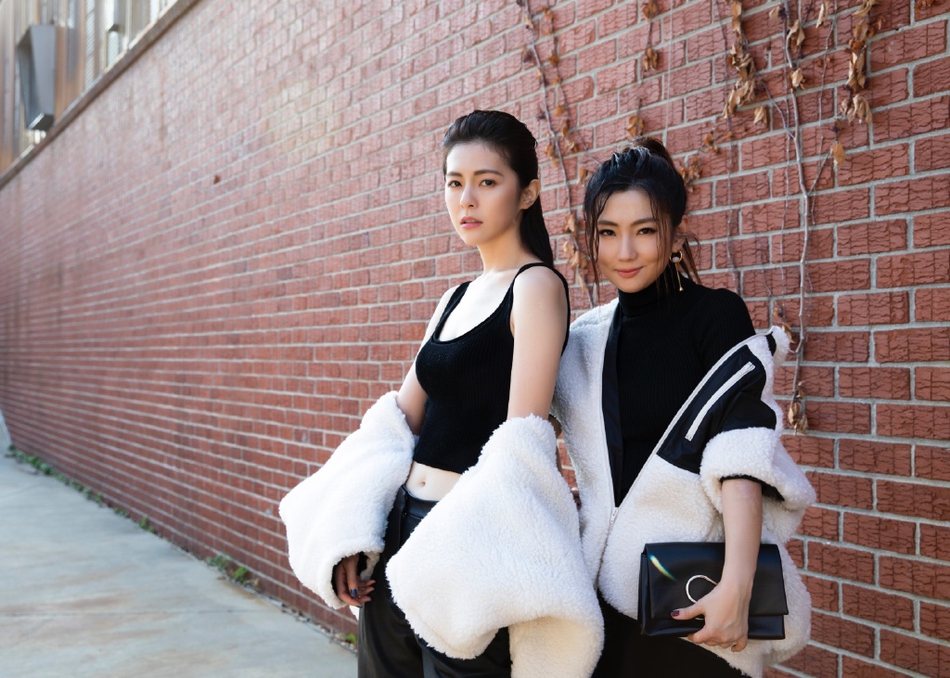 组图:selina任容萱花纽约看秀 黑白造型变身时尚姐妹花