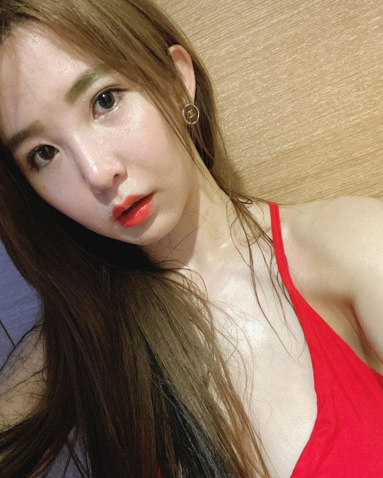 组图:宅男女神郭书瑶居家抗疫 穿红色吊带短裙热舞香汗淋漓_高清图集