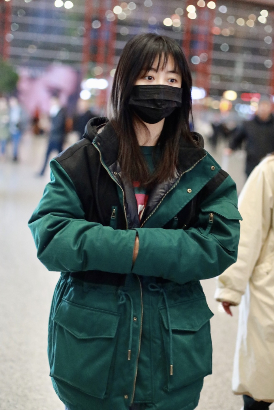 组图:谭松韵双手插袖子认真御寒 齐刘海表情呆萌反差感十足