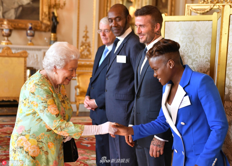 组图:贝克汉姆出席女王青年领袖颁奖礼 与女王亲切握手儒雅绅士