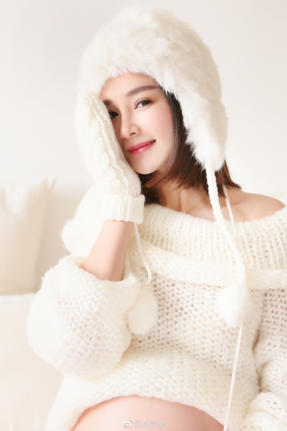 新浪娱乐讯日前,网红美女卓亨瑜在微博晒出"美妙的旅程刚刚开始",宣布