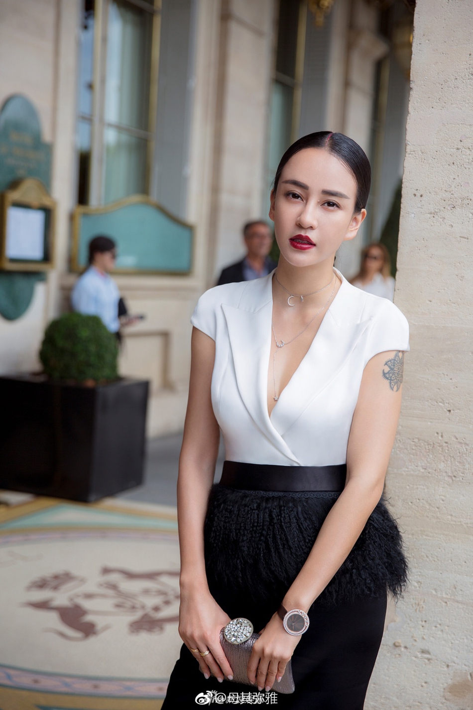 组图:母其弥雅亮相时装周晚宴 亮片装性感耀眼