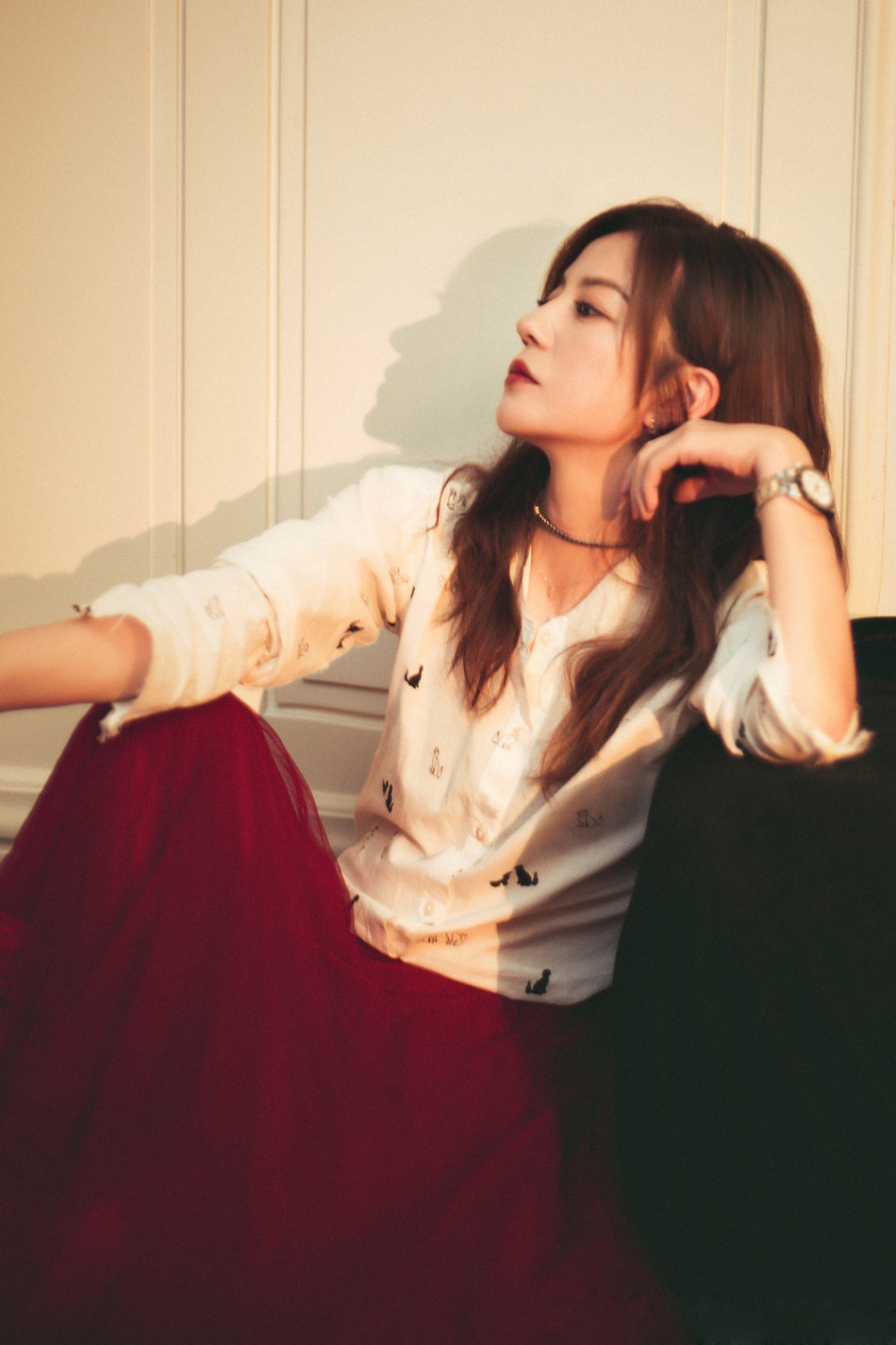 组图:赵薇瘦身成功秀美腿 白衬衫搭配酒红长裙甜美有气场