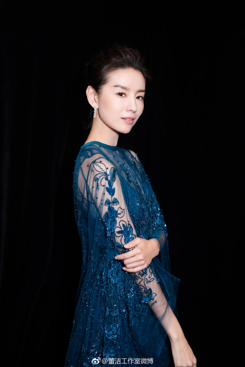 组图:38岁董洁大玩透视诱惑 坠地礼服展柔情魅力