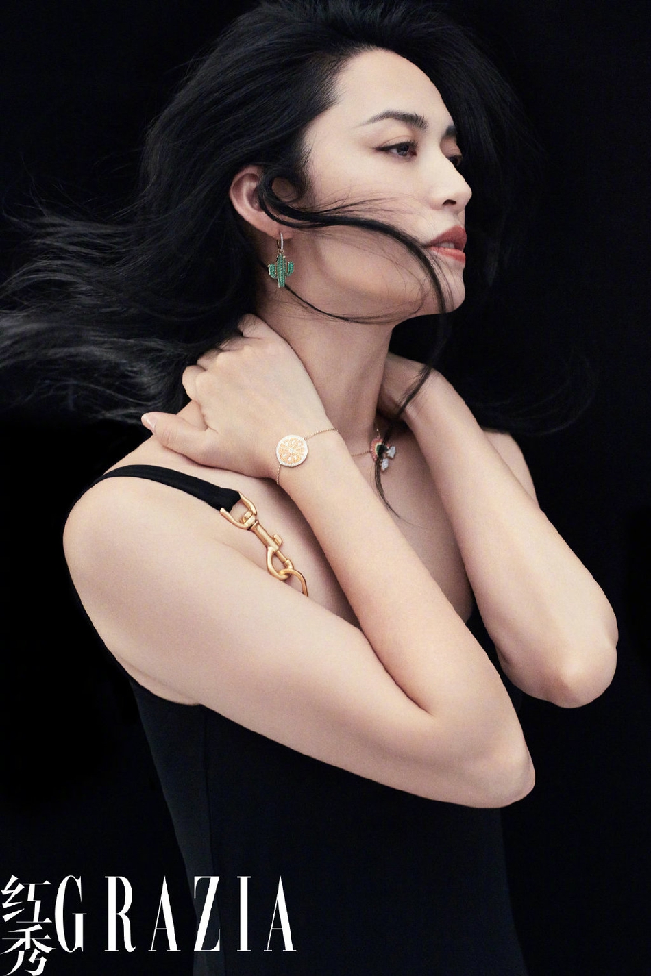 眼神迷离,尽显女人风情.