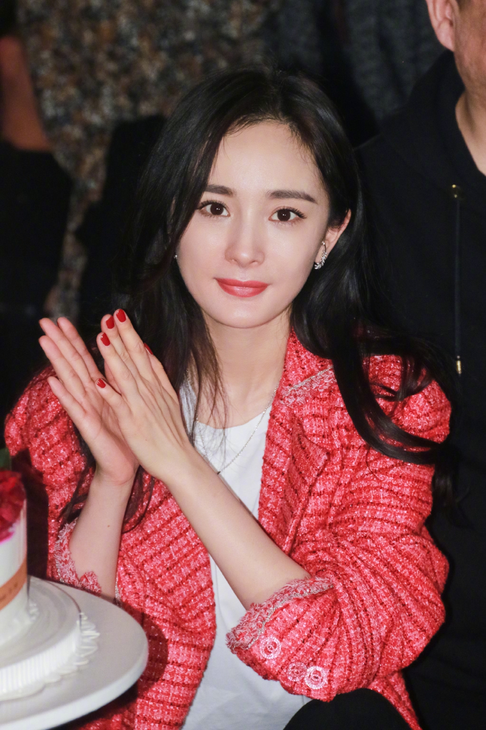 组图杨幂出席新片路演穿粉色长大衣又飒又美