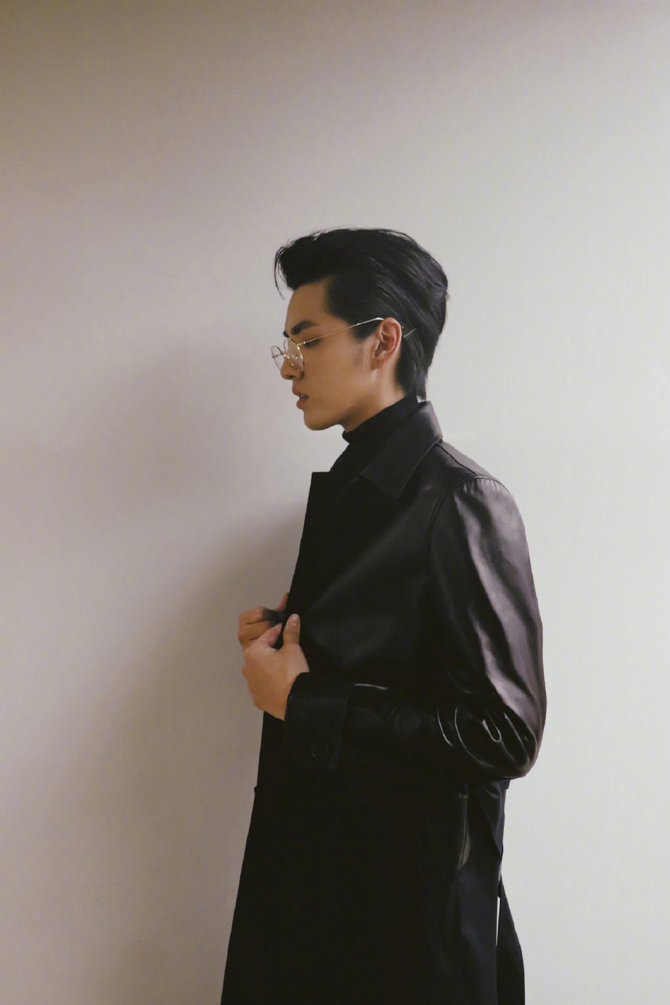 组图:吴亦凡皮风衣配金色眼睛 "斯文败类"造型帅翻_高清图集_新浪网