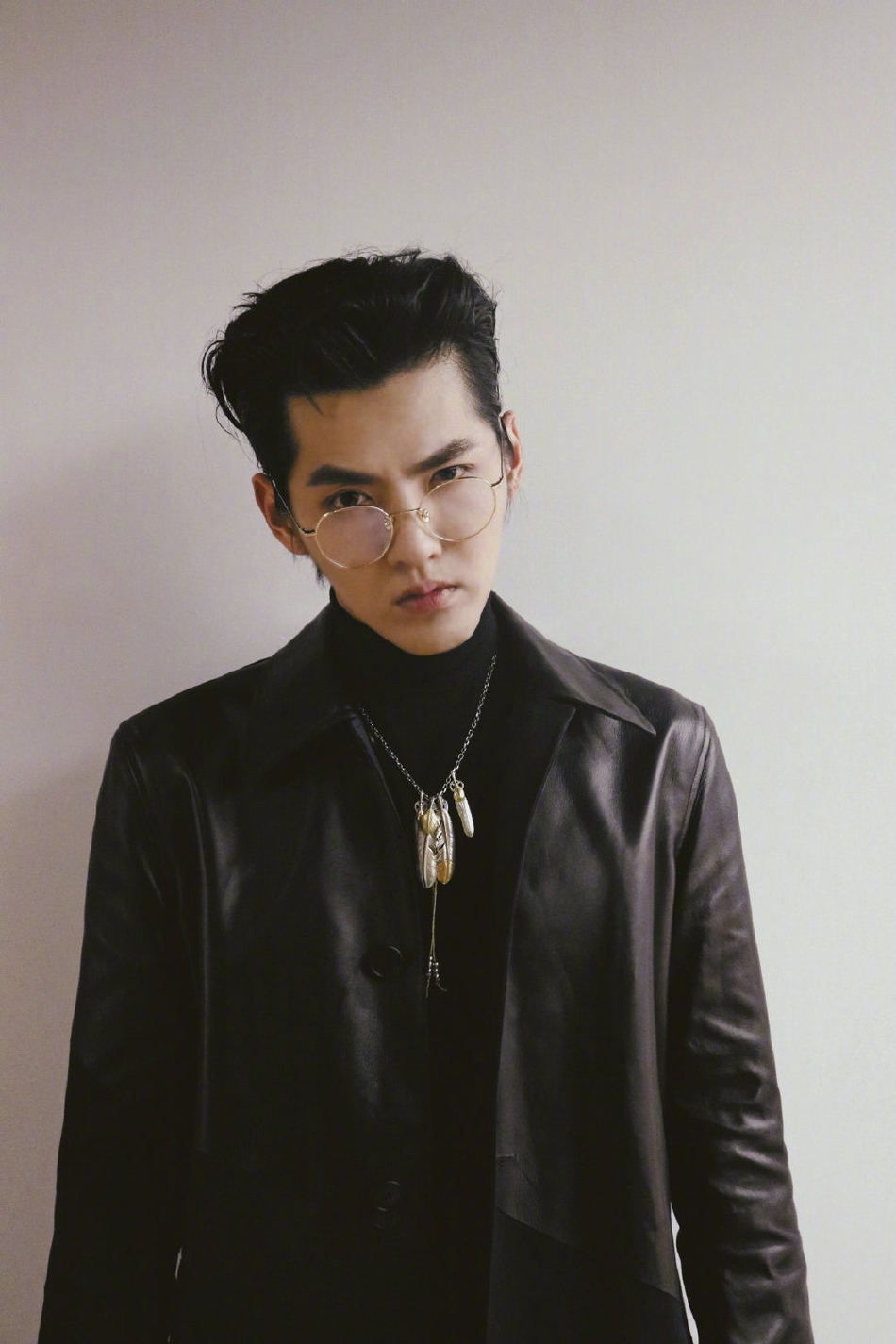 组图:吴亦凡皮风衣配金色眼睛 "斯文败类"造型帅翻