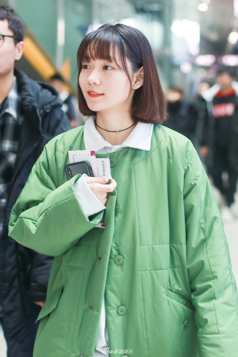 组图:段奥娟短发灿笑化身甜美元气少女 穿绿色大衣清新可爱