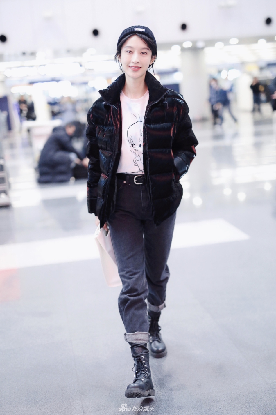 组图:张俪穿牛仔裤马丁靴大秀美腿 穿卡通t恤可爱尽显童心