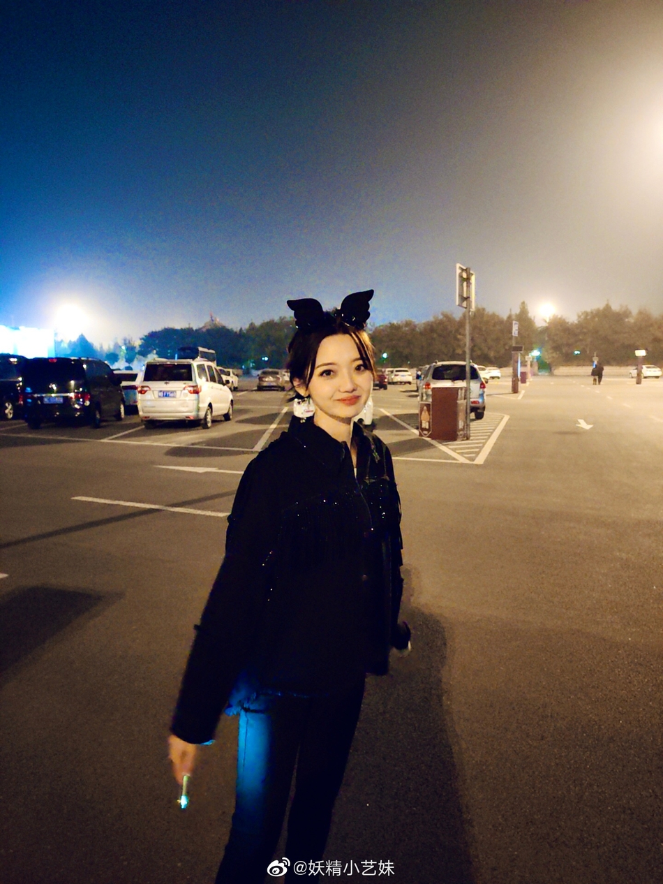 组图:快乐星球冰柠檬24岁近照 成长腿女神与14年前判若两人