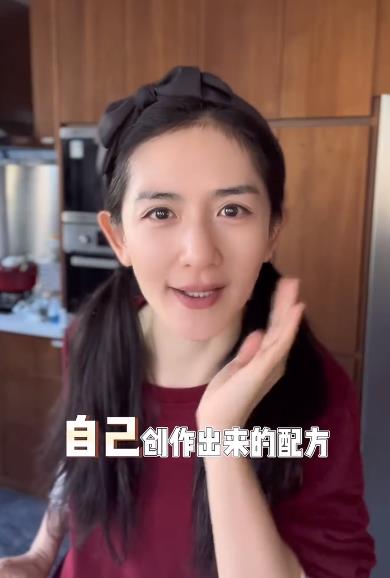 组图：谢娜下厨为女儿烤饼干 首曝怀二胎时患妊娠糖尿病