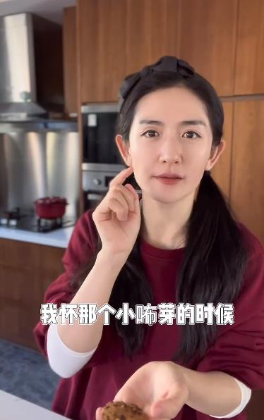 组图：谢娜下厨为女儿烤饼干 首曝怀二胎时患妊娠糖尿病