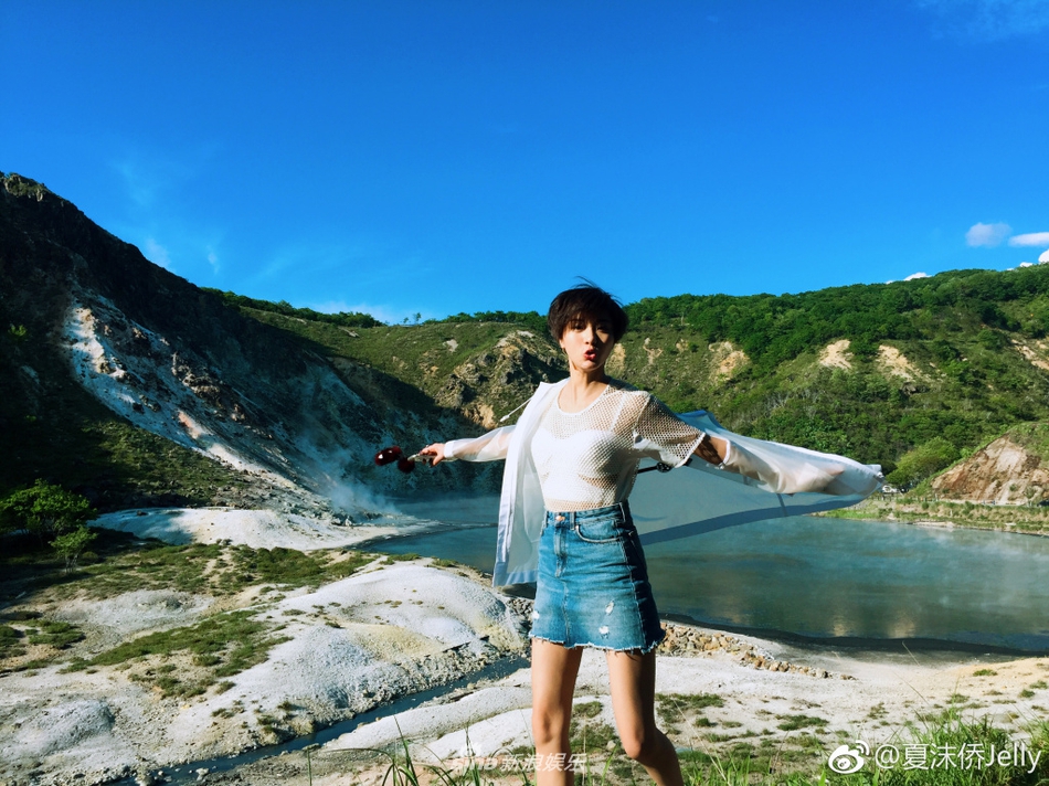 亲密牵手,同乘电梯,随后女方被扒出为参演过《画壁》的28岁演员夏沫侨