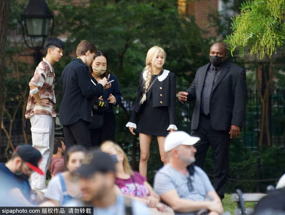 組圖：Rose樸彩英紐約街頭拍大片 梳側麻花辮一身小黑裙秀美腿