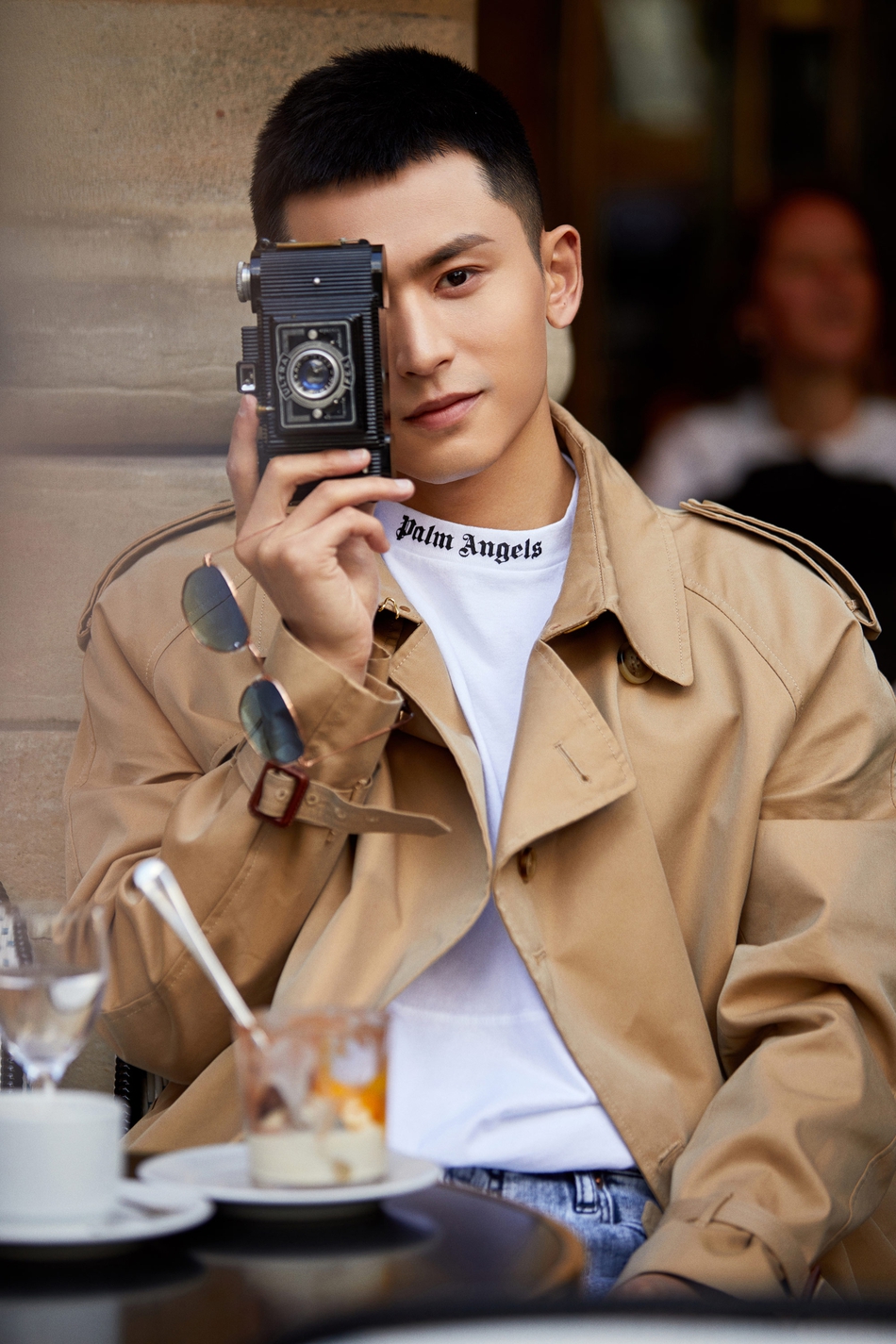 组图:张哲瀚生日曝光巴黎街拍 空降超话实力宠粉