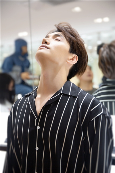 组图:小五金恩圣亮相三里屯 退伍归来魅力依旧