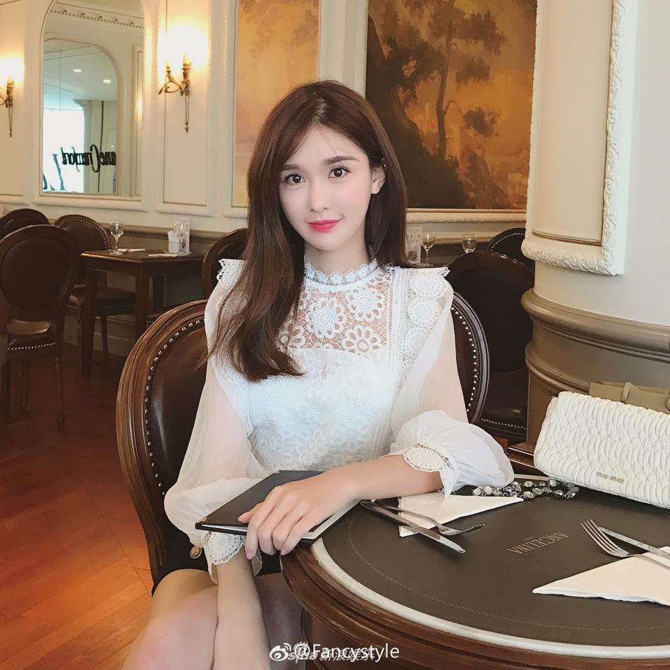 新浪娱乐讯 日前,网红美女fancy在微博晒出多组美照.