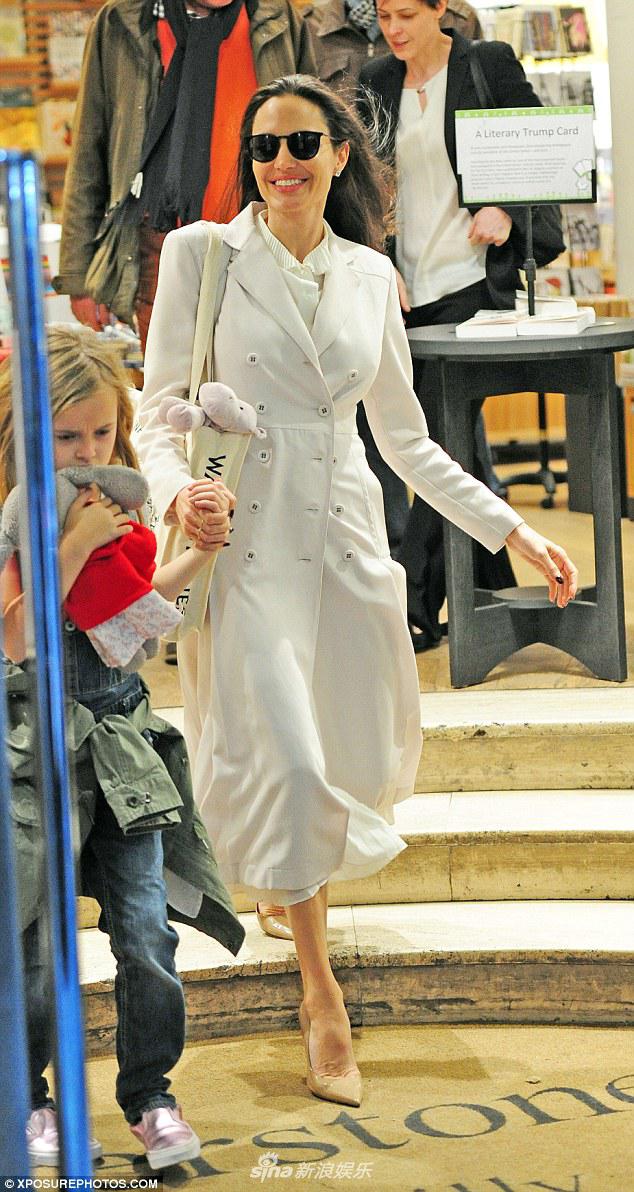 日前,朱莉在伦敦带娃外出,一袭白色大衣裙端庄素雅,心情好.