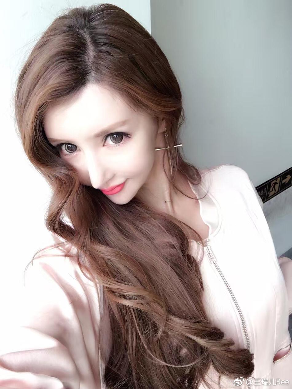 新浪娱乐讯 日前,自曝遭男友家暴爆红王瑞儿,继续在微博秀性感,尺度不