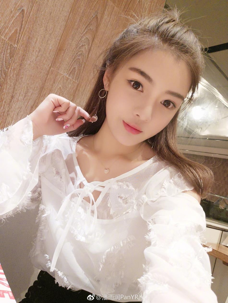 网红潘雨润晒美照 香肩美腿不敌蛇精脸抢镜
