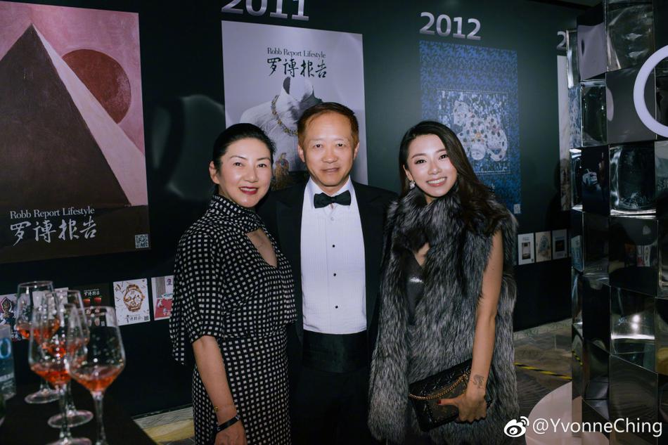 郑恺女友母亲与张兰同场比美 皮草加身高贵荣华