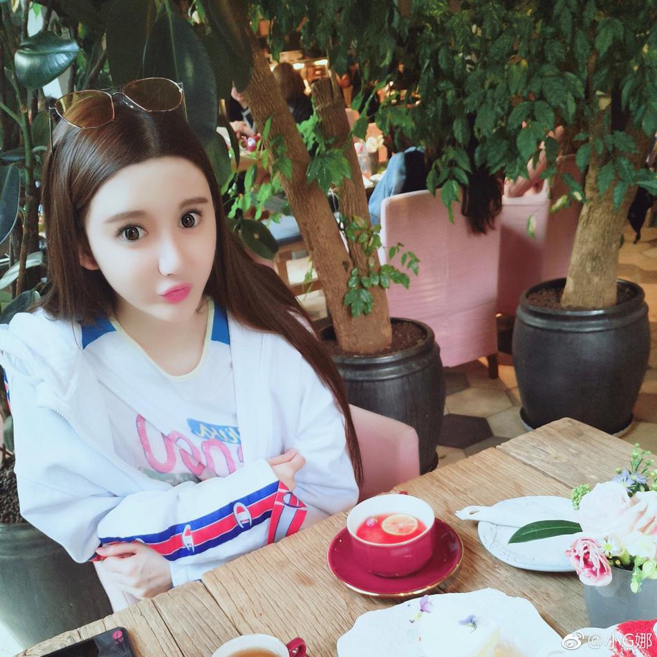 小g娜"出关"秀美颜 ps过度似蛇精