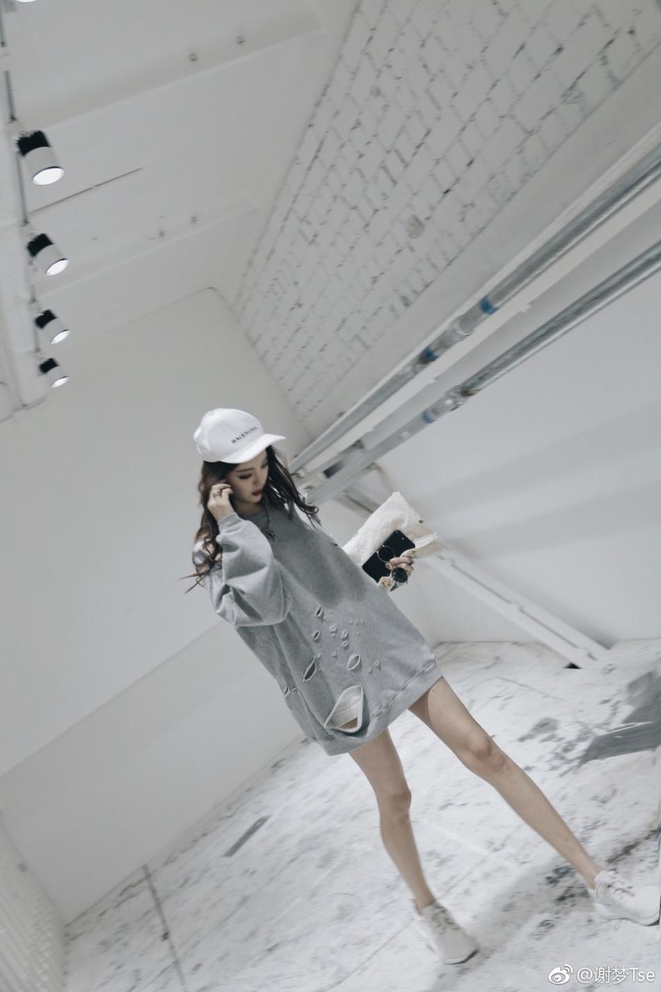 网红辣妈谢梦下衣失踪秀长腿 性感绝伦