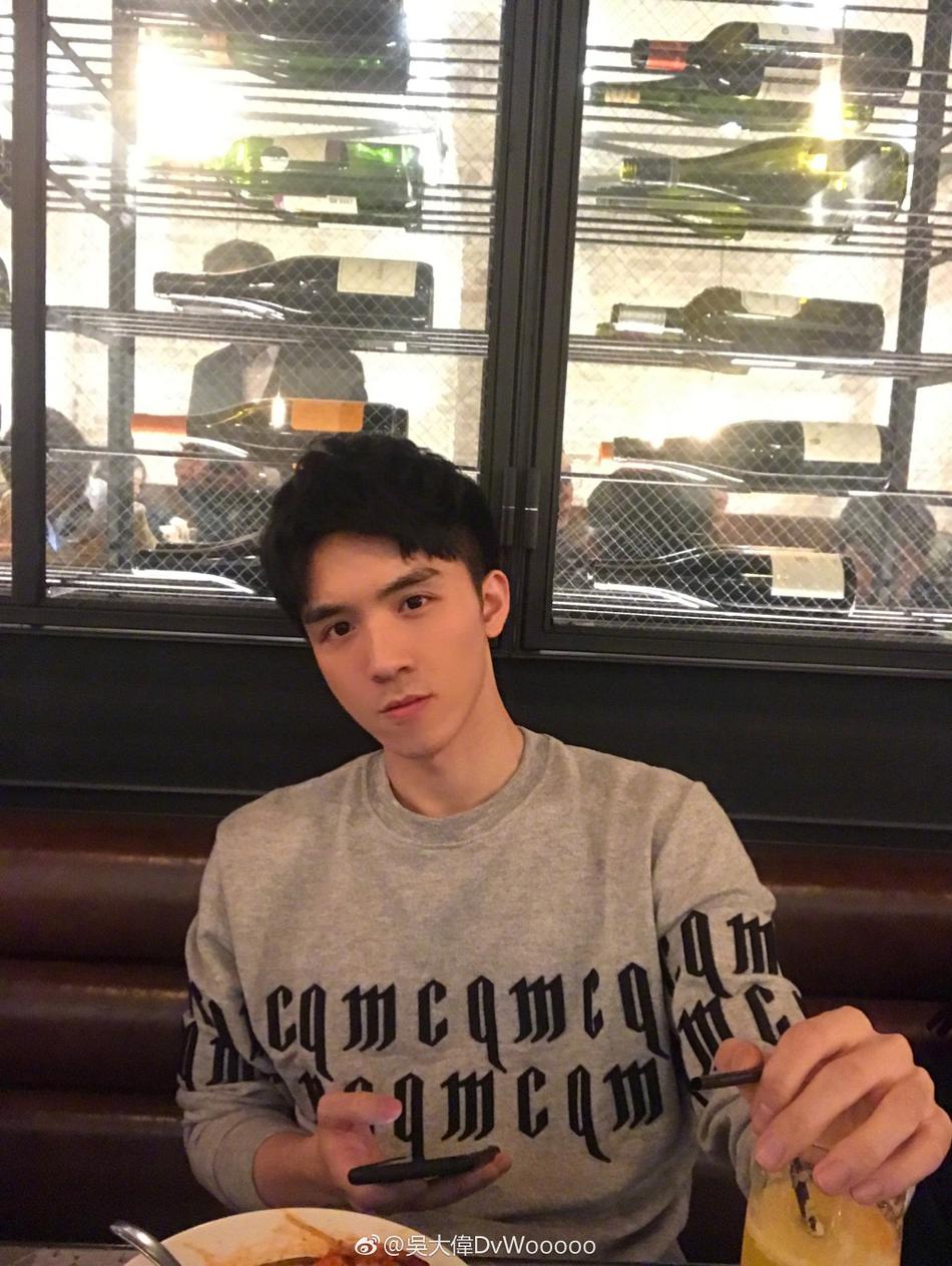 组图:网红帅哥吴大伟健身有成 脱衣大秀6块肌_高清图集_新浪网