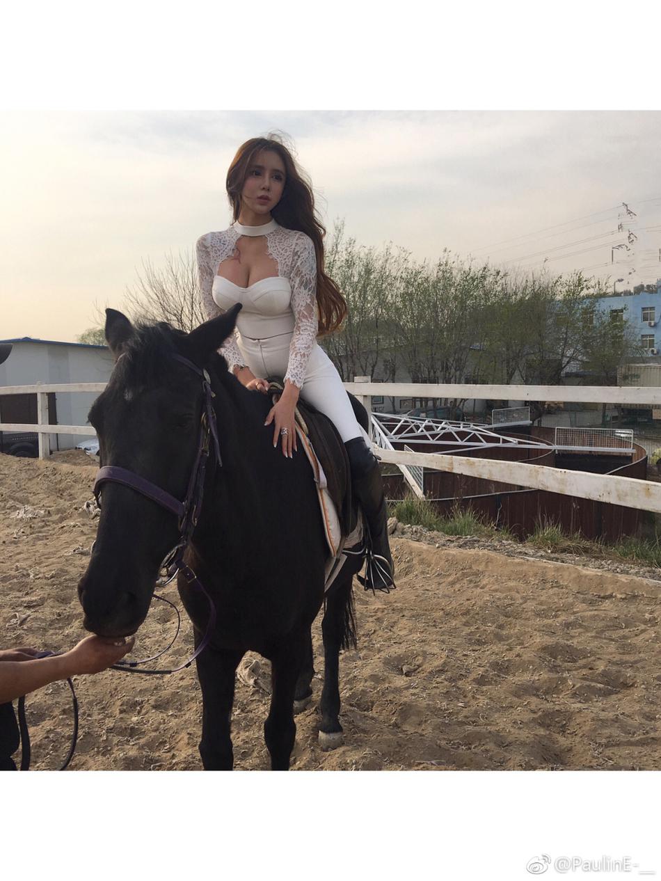 嫩模李蒽熙骑马