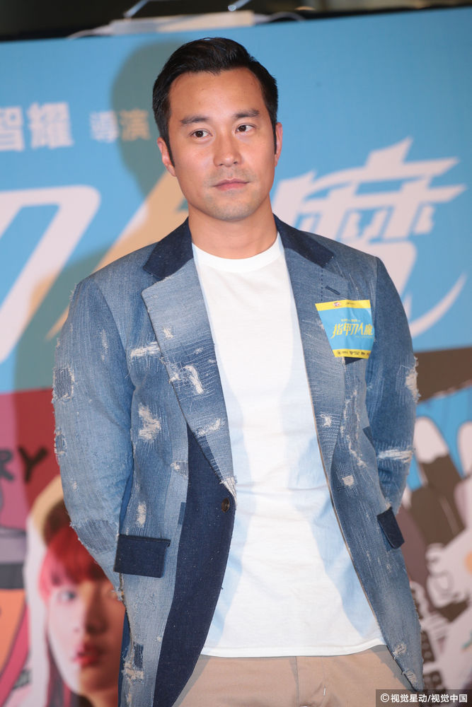 日前,周冬雨,张孝全亮相《指甲刀人魔》香港首映,周冬雨戴眼镜遮疲态