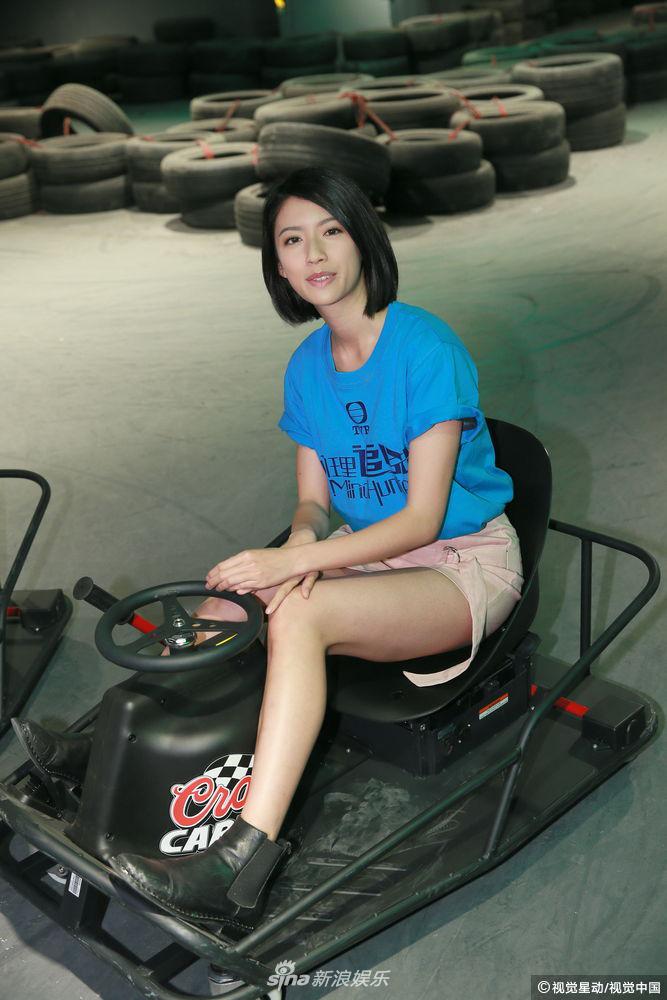 组图:蔡思贝穿短裙开"跑车" 马国明大背头成熟稳重_高清图集_新浪网