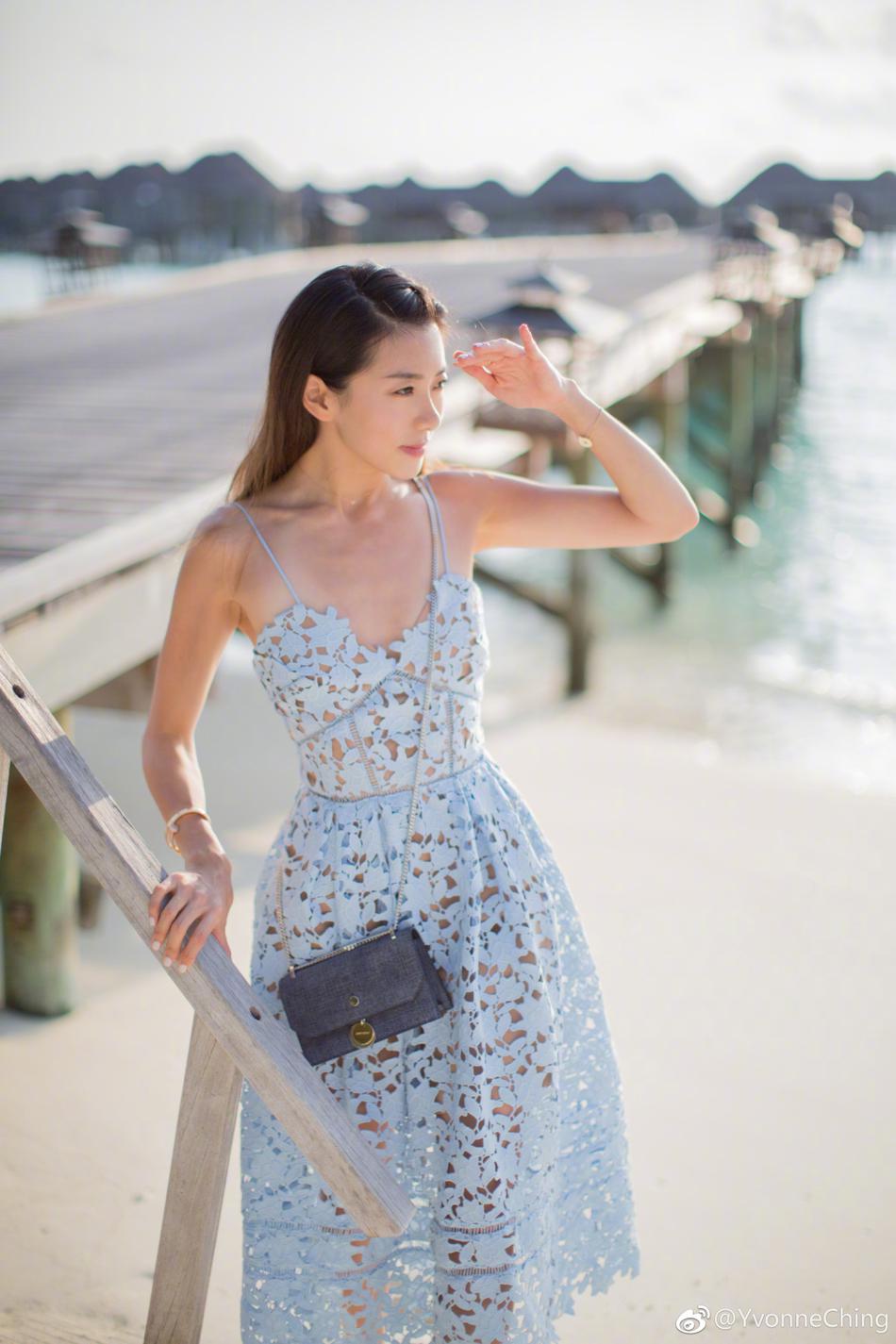 郑恺女友美游马尔代夫 小白裙大秀香肩美腿