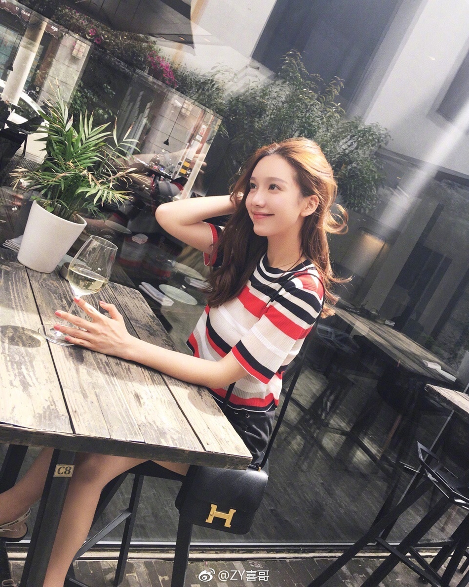 组图:网红喜哥粉裙娇嫩似少女 笑容自信无惧阿娇风波