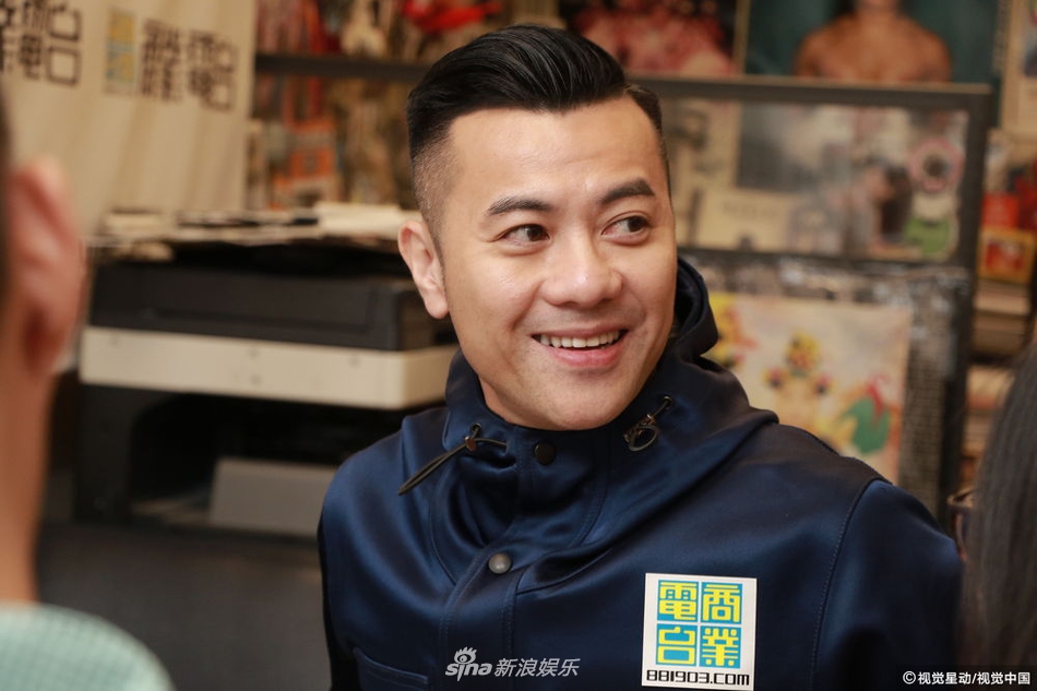 组图:梁汉文大背头帅气十足 手舞足蹈热聊不停显人格魅力_高清图集