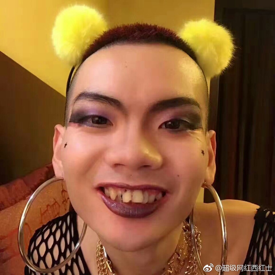 组图:异装癖网红走穴捞金 踩30cm恨天高霸气妖娆_高清图集_新浪网