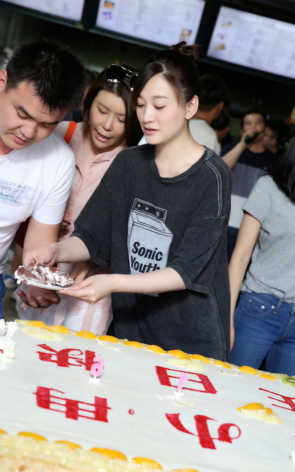 5月8日恰好是正在剧组拍戏的李小冉的生日,正处在紧张拍摄中的李小冉