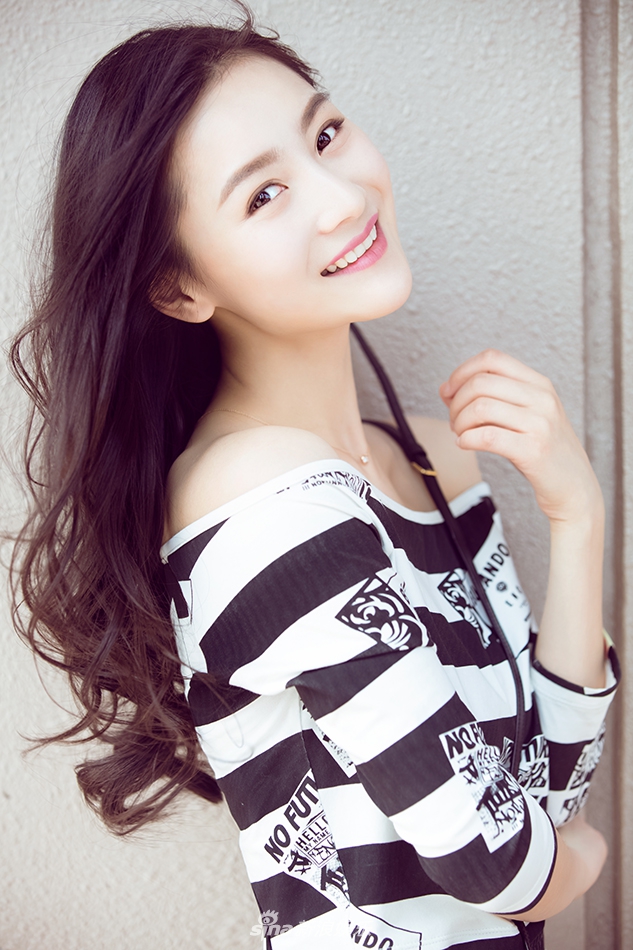 张维娜初夏街拍性感俏皮