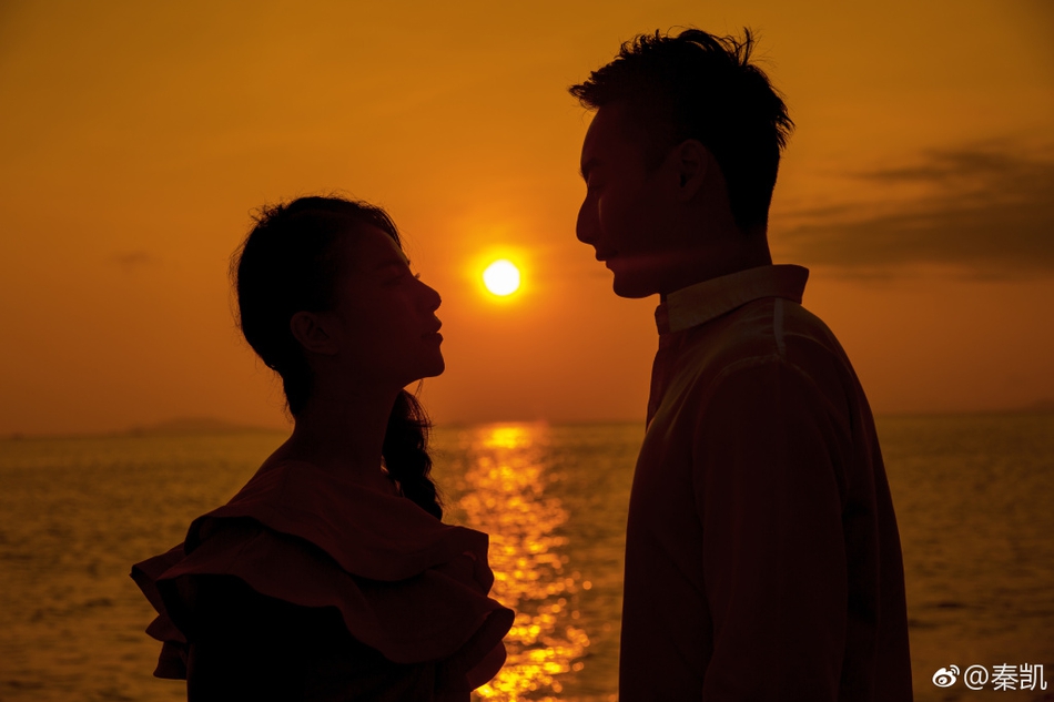 何姿秦凯夕阳下深情对望 浪漫甜蜜_高清图集_新浪网